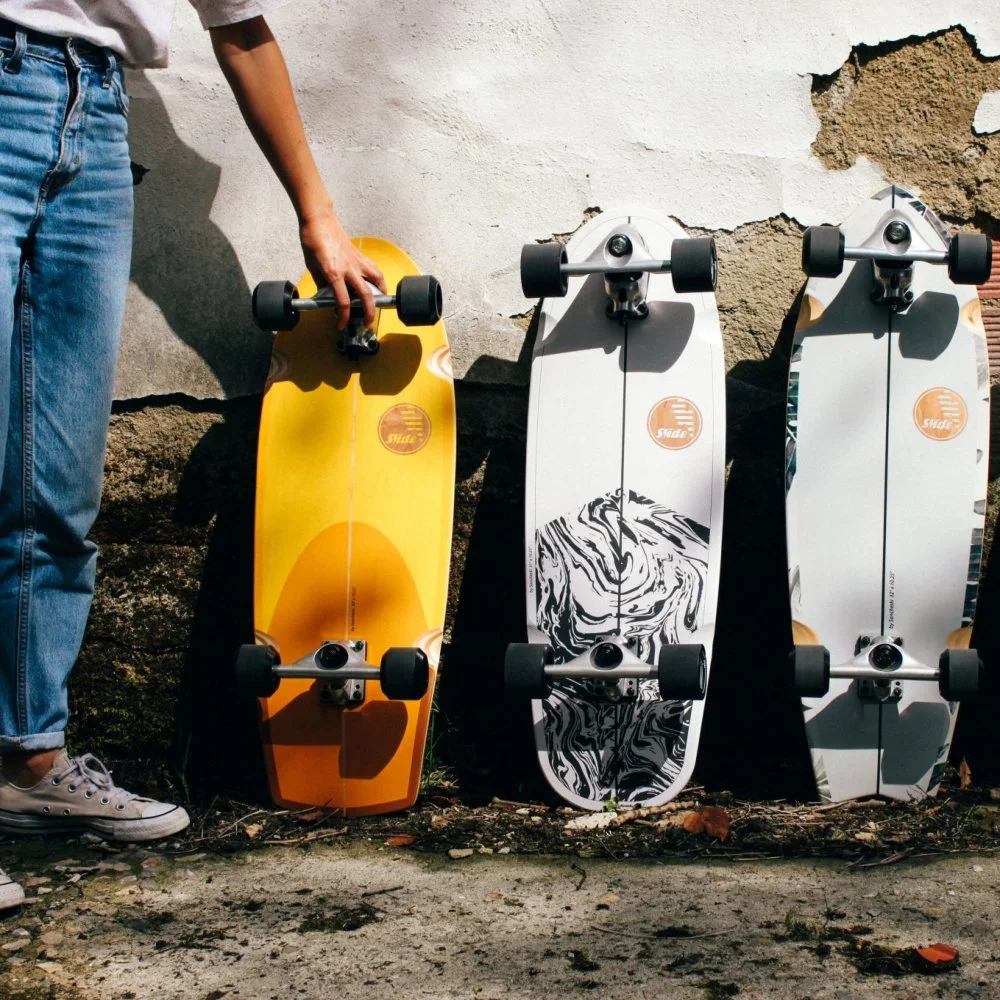 Slide Skateboard Bandanda Skateboards, Longboards & Surfskates an eine Wand gelehnt