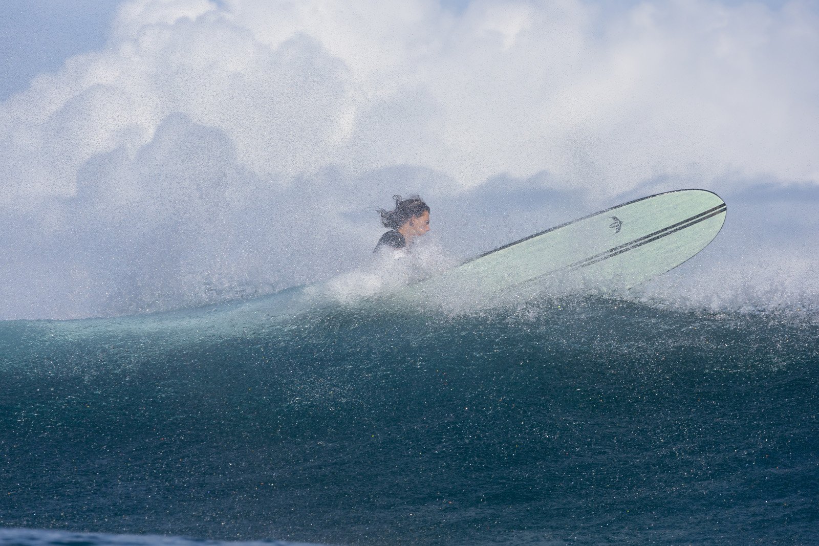 Surfer auf Delpero Longboard Pro Offshore Welle