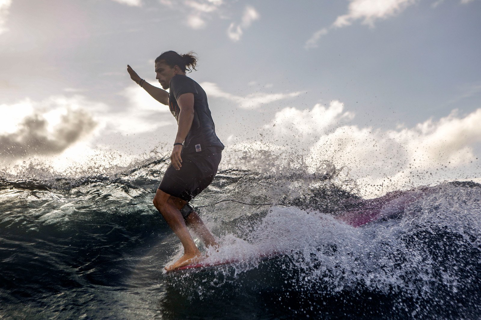 Delpero Longboard Pro surfer beim hang five