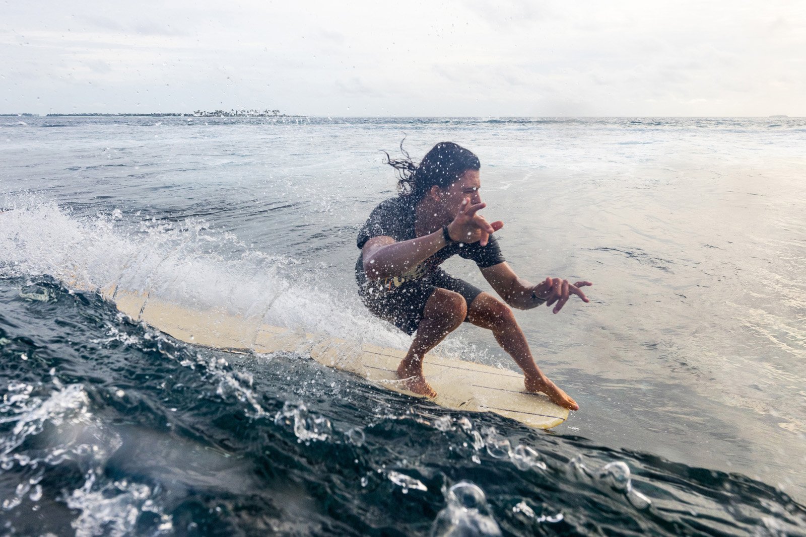 Delpero Longboard classic surfer beim hang five