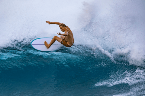 Surfer macht Top Turn mit Torq Hybrid Surfboard