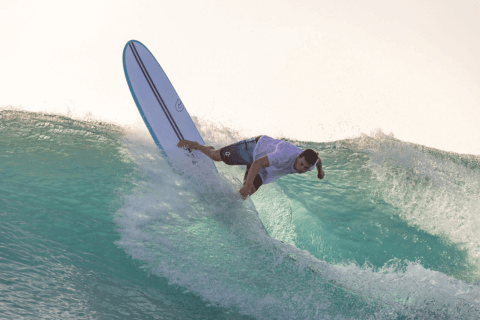 radikaler Top Turn mit Torq Mini Malibu Surfboard