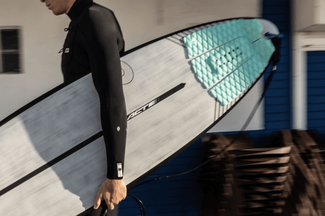 Surfer mit Roam Tailpad auf ACT Torq Surfboard
