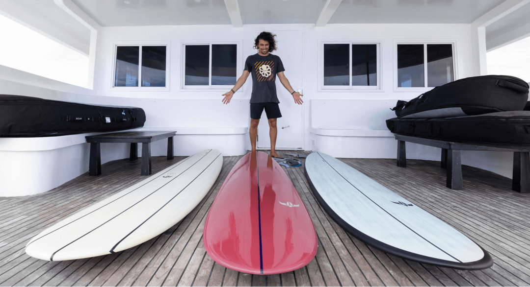 Surfer mit Surfboard Auswahl SURFSHOP Wellenreiten Surf Zubehör online kaufen Shop Surfboards Equipment